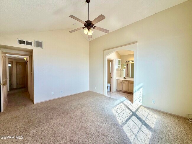 Building Photo - 1013 Via De La Paz Dr