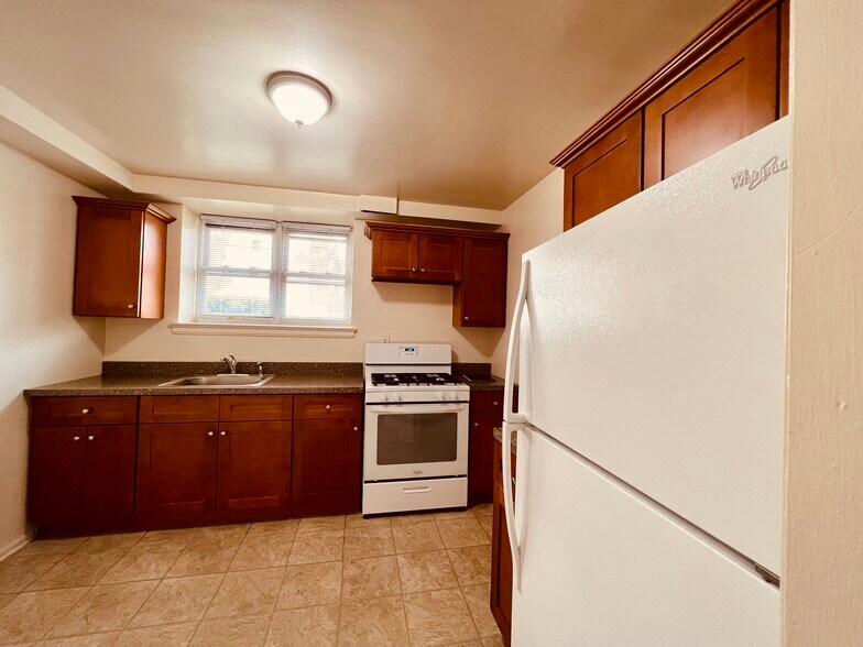 Building Photo - 242 Summit Ave