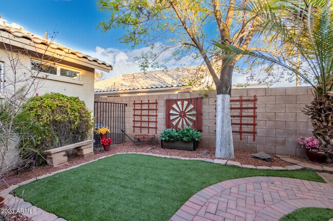 Building Photo - 10853 W Manzanita Dr