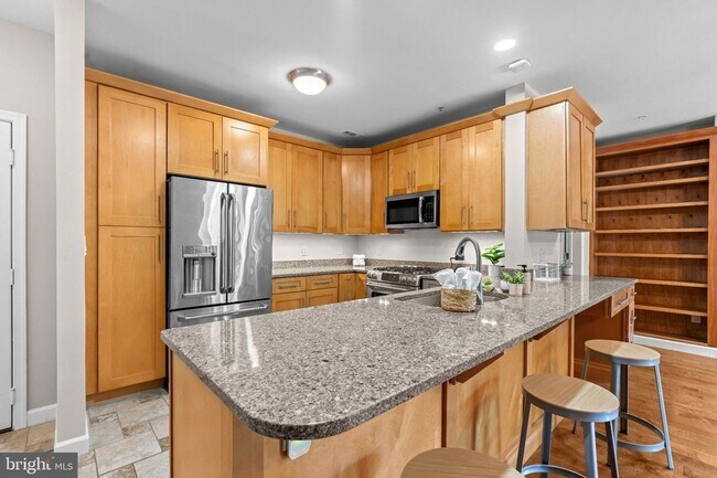 Building Photo - 1701 Lake Shore Crest Dr