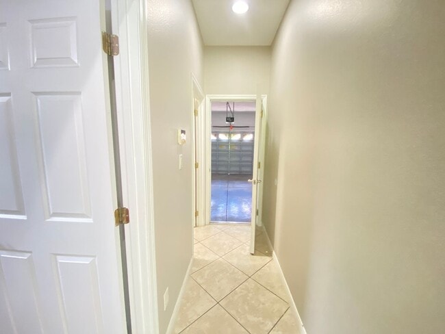 Building Photo - Spacious 4/3 Single Family Home!!