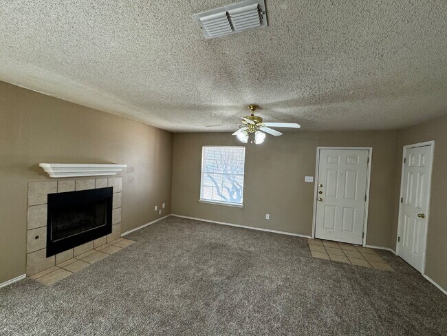 Building Photo - Beautiful Unit on Cul-de-Sac Street Convenient to Tech, Med Community and Entertainment Venues
