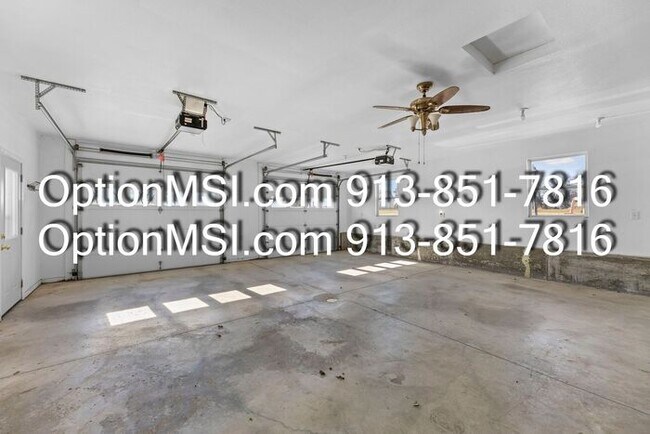 Building Photo - Country Charm Just Minutes From Lawrence!