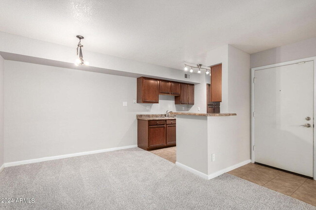 Building Photo - Beautiful Scottsdale 1 Bedroom Apartment!