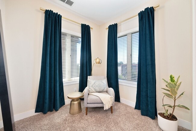 Building Photo - 3 bedroom | 2.5 bathroom | Crocker Village Brownstone