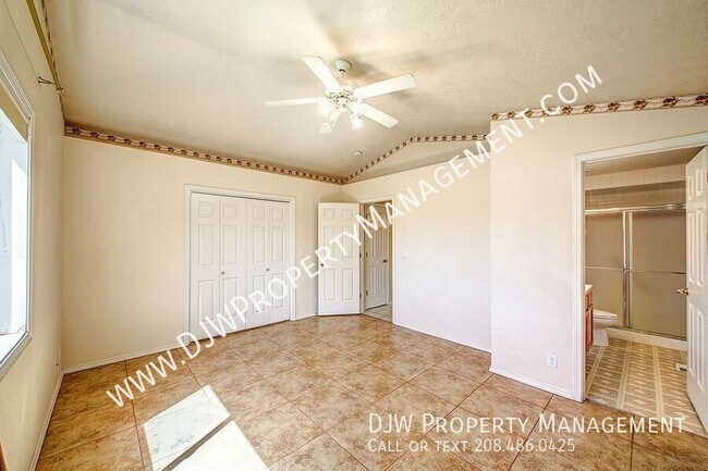Building Photo - 3075 N Thames Ave