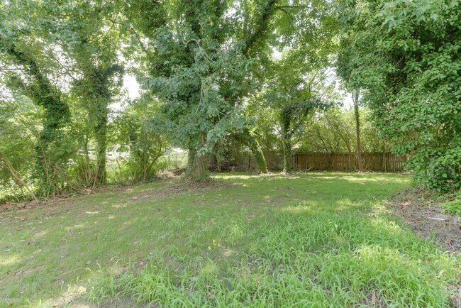 Building Photo - Renovated Virginia Beach Home with Large Yard and Prime Location