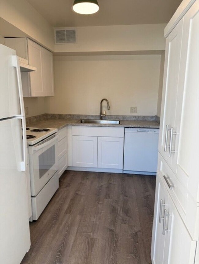 Building Photo - Price Reduced Completely remodeled and beautiful 2 Bedroom apartment available - Contact Property...