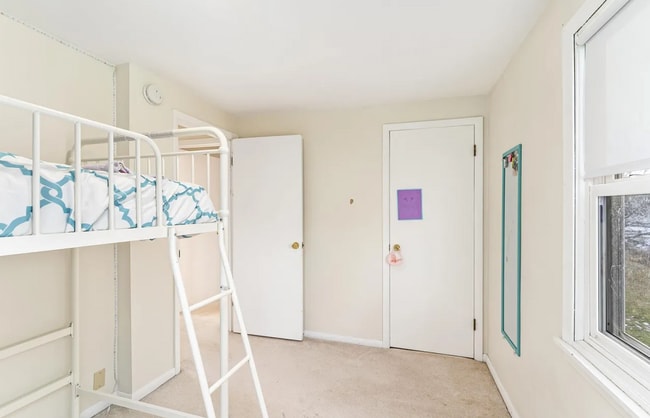 Building Photo - Three Bedroom Townhome n Aspenwood!