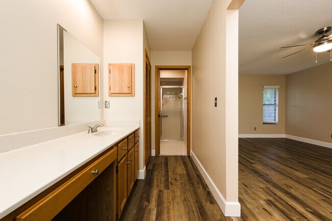 Building Photo - 1523 Poplar Dr