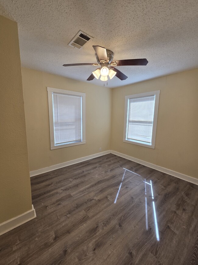 Building Photo - 401 W Dewey Ave