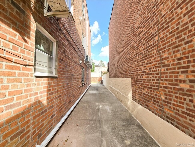 Building Photo - 59-29-5971 71st St