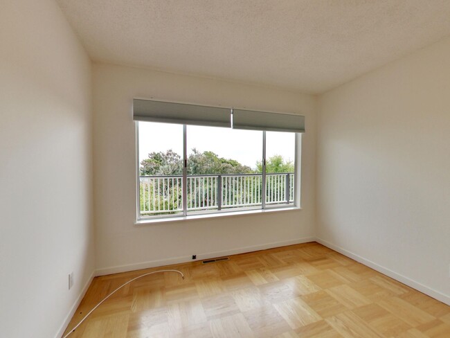 Building Photo - 4BR Home with Jaw-Dropping Views, Garage, ...