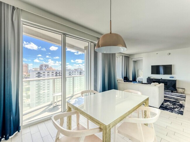 Building Photo - 3101 Bayshore Dr