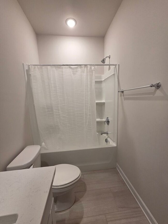 Building Photo - Beautiful and spacious! Ready for move in!