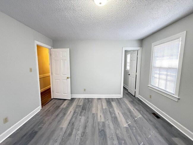 Building Photo - 1136 Beechwood Dr