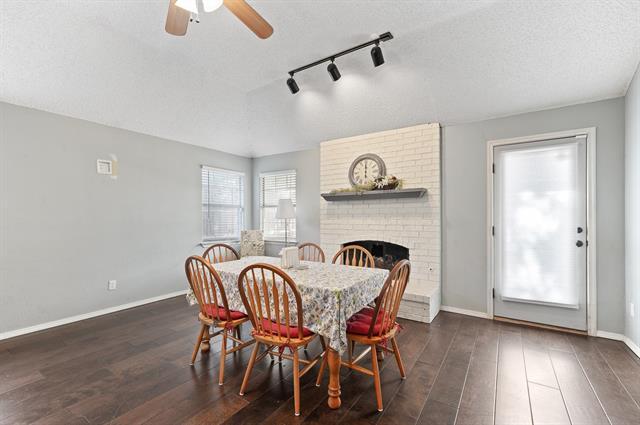 Building Photo - 2224 Carriage Hill