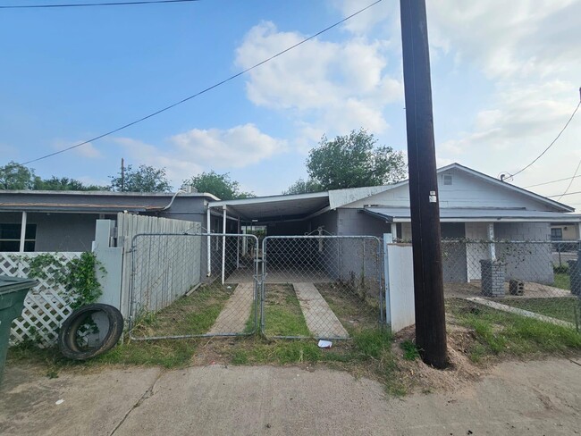 Building Photo - 2419 Sanchez St