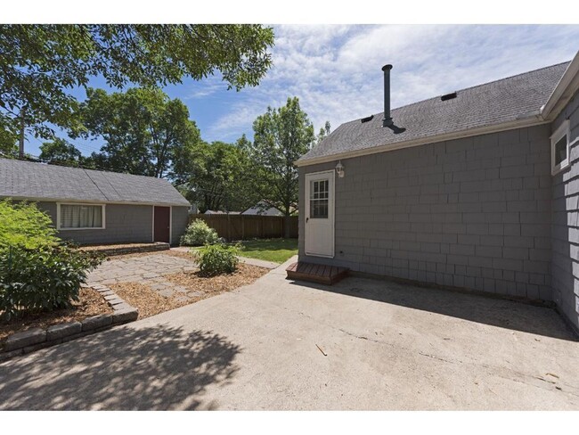 Building Photo - Charming Bungalow Available - Walk To Sout...