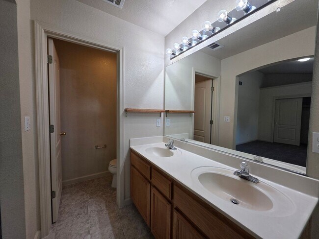 Building Photo - Single story home near CSU Stanislaus!