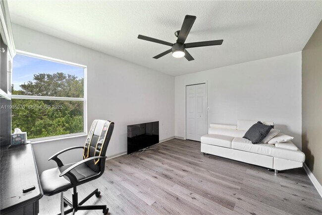 Building Photo - 17125 35th Pl N