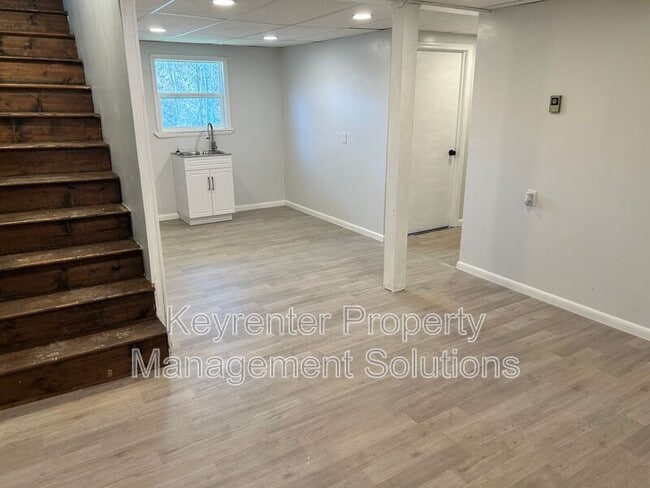 Building Photo - 17 White Oak Dr