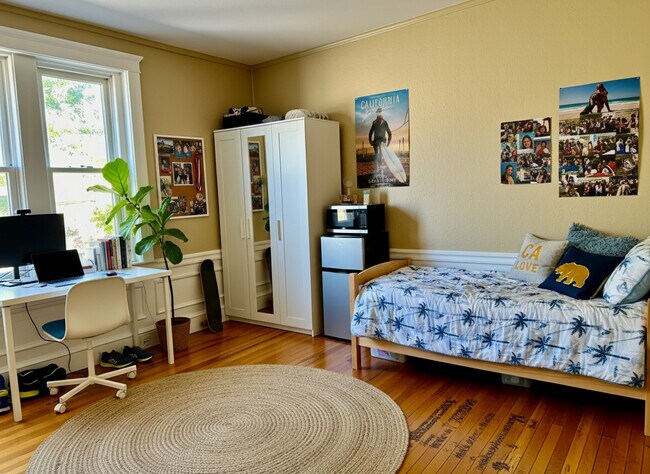 Building Photo - 330 St Paul St