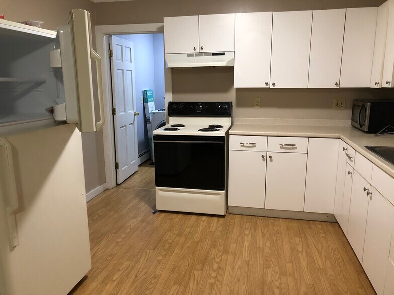 Kitchen - 56 Thomas Point Rd