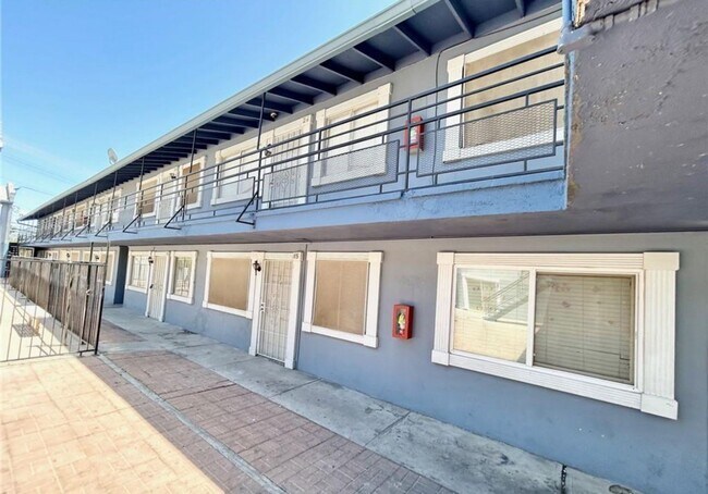 Building Photo - Charming One-Bedroom / One-Bath Apartment!