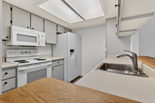 Building Photo - Updated 2 bed 1 bath condo in Arvada!