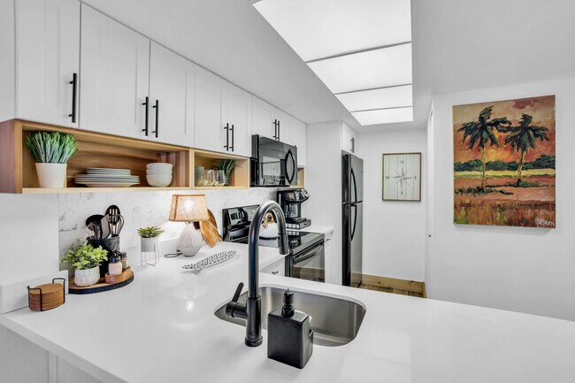 Building Photo - 600 Neapolitan Way