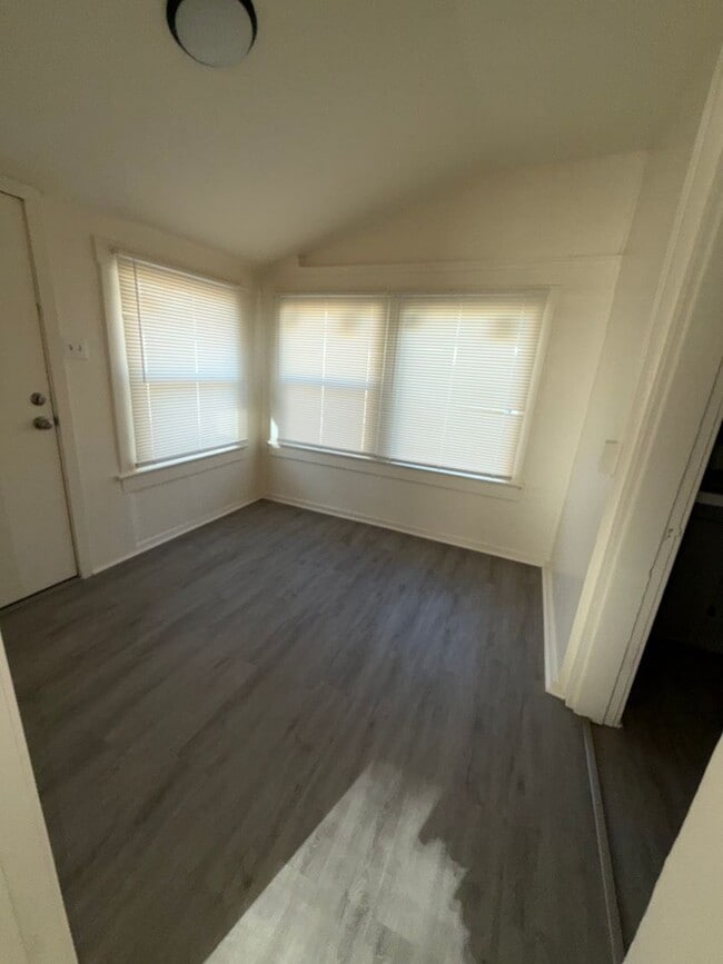 Building Photo - Remodeled 1 bedroom 1 bathroom with a den!