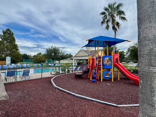 Building Photo - Fully Furnished 4 Bedroom 3 Bath Townhome ...