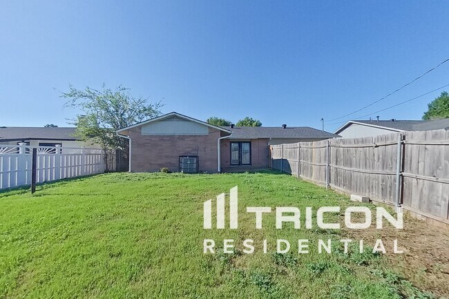 Building Photo - 1221 Aldenwood Dr