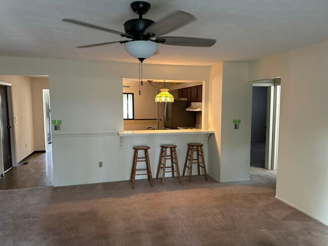 Building Photo - 180 Bombay Ave