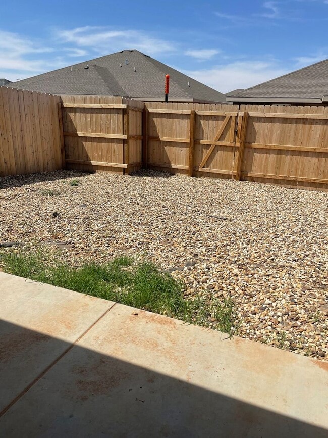 Building Photo - 3 bed 2 bath - Lubbock ISD