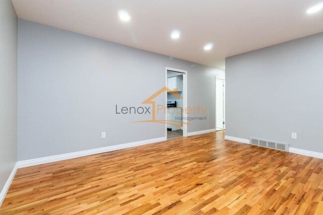 Building Photo - Beautiful Ranch In Plymouth 1 MONTH FREE RENT!!