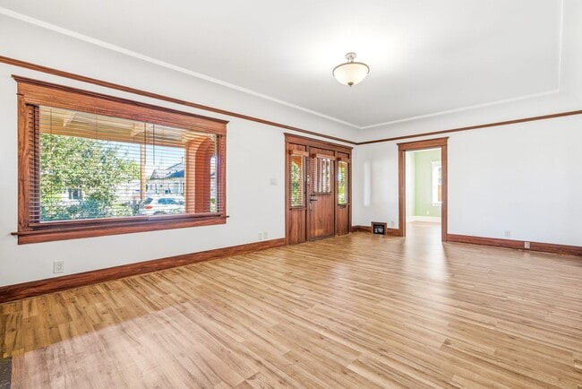 Building Photo - 314 E Palmyra Ave