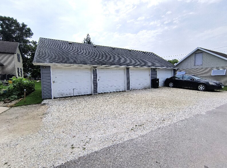 Building Photo - 504 Decorah Ave