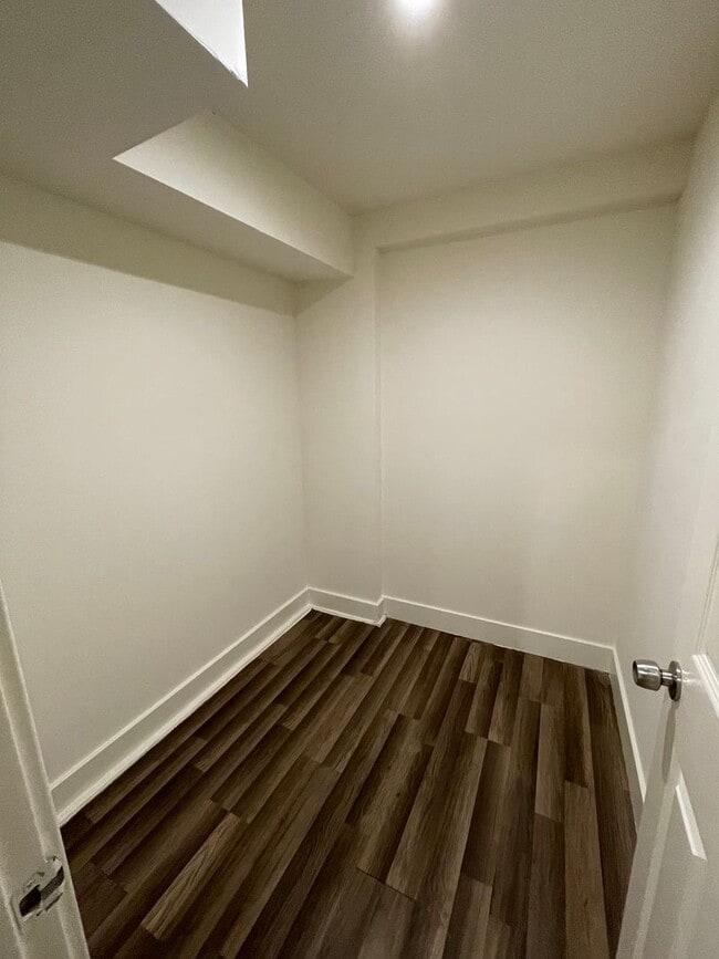 Building Photo - 1/2 Off First Month's Rent, 6Bdrm, 3Bath