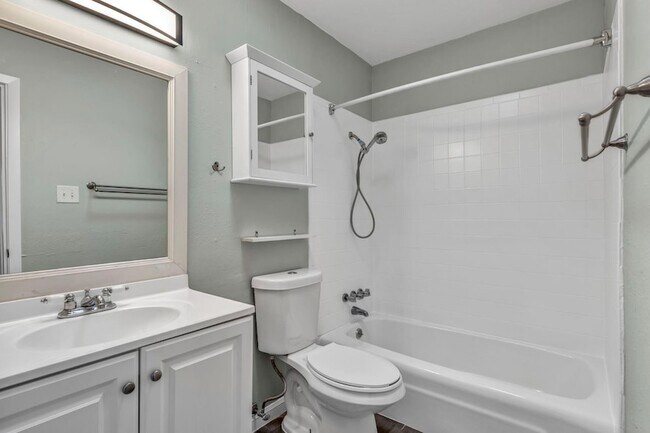 Building Photo - 2808 Skyway Cir