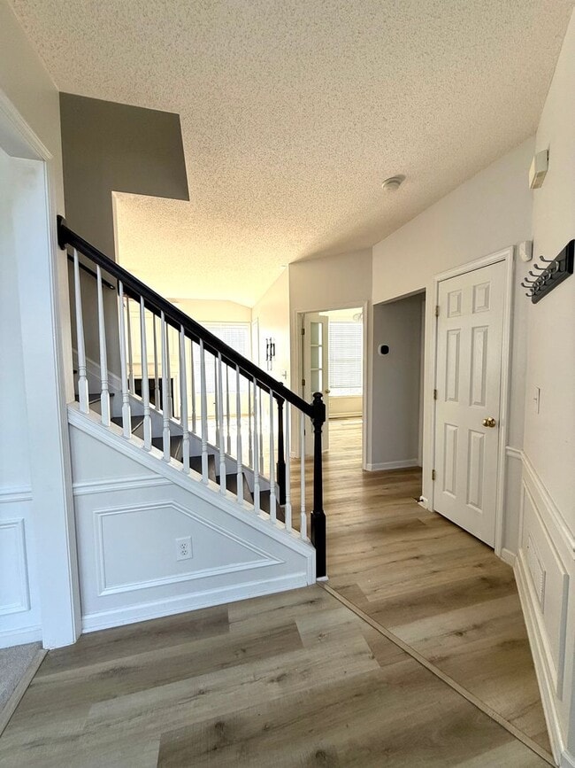 Building Photo - LOCATION!  Close to the outlet Malls and D...