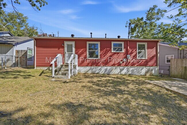 Building Photo - 1006 W Texas St