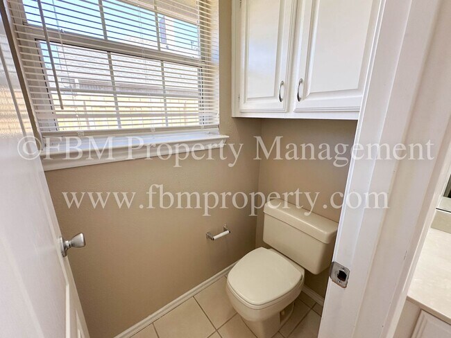 Building Photo - 803 Lakeway Dr