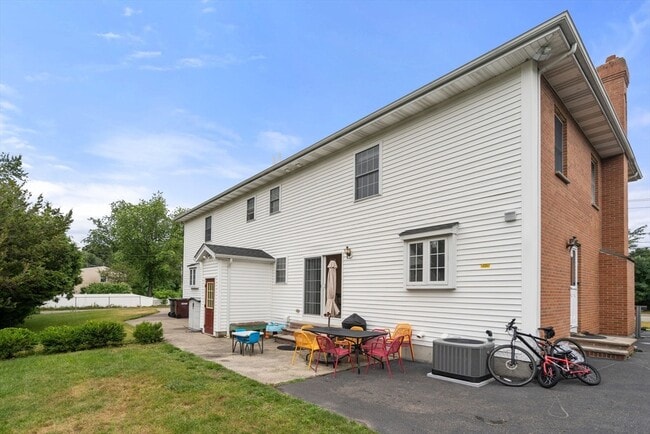 Building Photo - 477 Sprague St