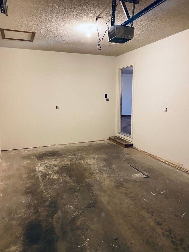 Building Photo - 2 Bed 2 Bath 1 Car Garage Flat Duplex- $30...