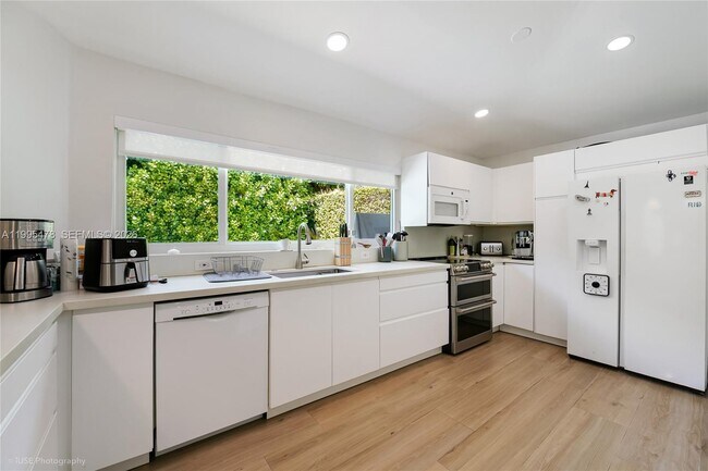 Building Photo - 560 Hampton Ln