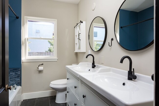 Building Photo - Charming Home in Kensington