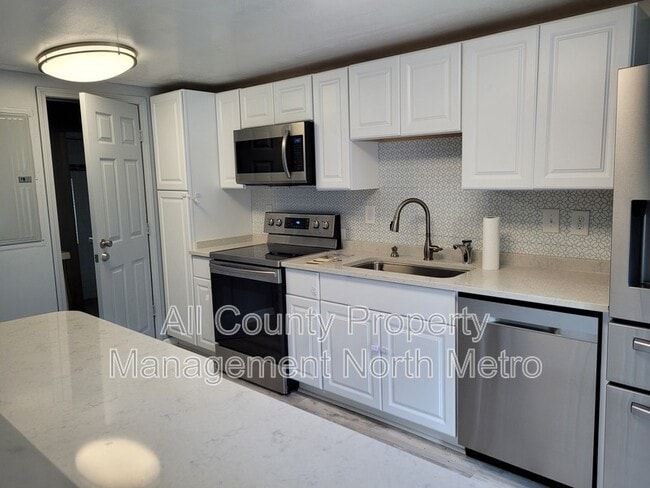 Building Photo - 5606 Roberts Dr