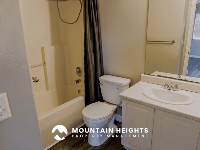 Building Photo - 26 W 7500 S